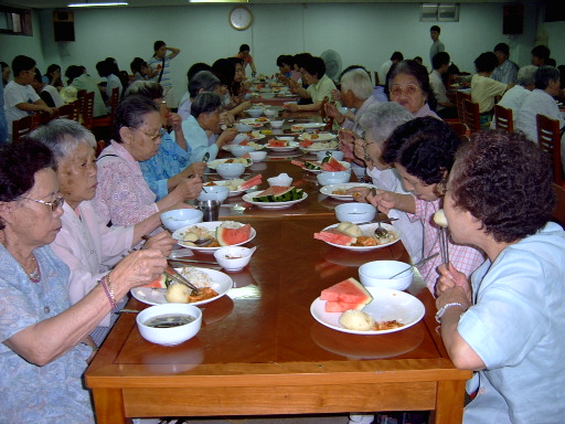 퍼포먼스 후 전 교인 수박 식사 